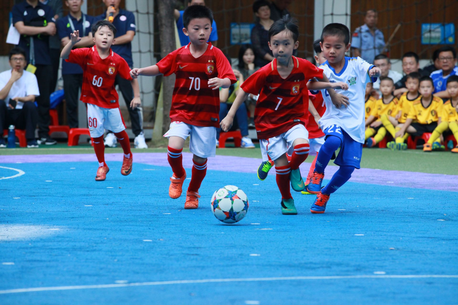 欧冠世界名画！巴萨全队涌向绝杀英雄：22+11，金球级表演