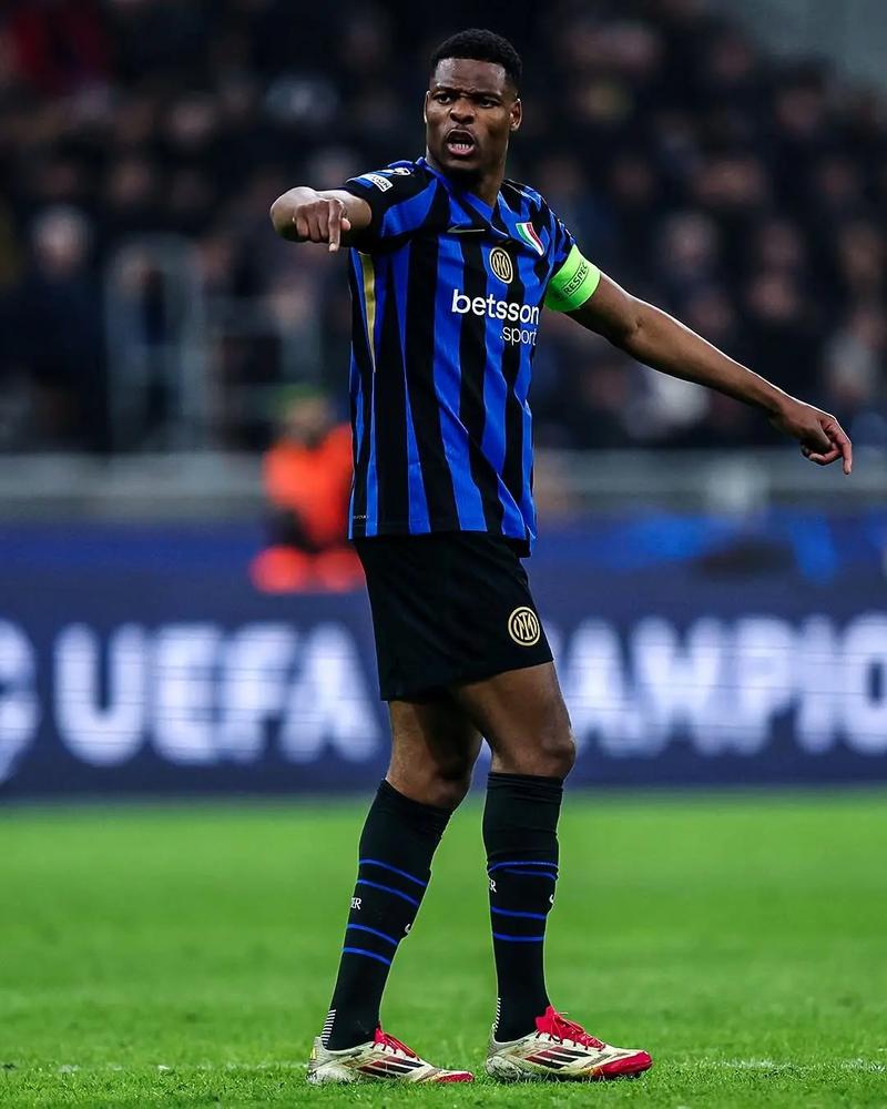 [图]内雷斯双响 那不勒斯2-0队史第三次问鼎意超杯