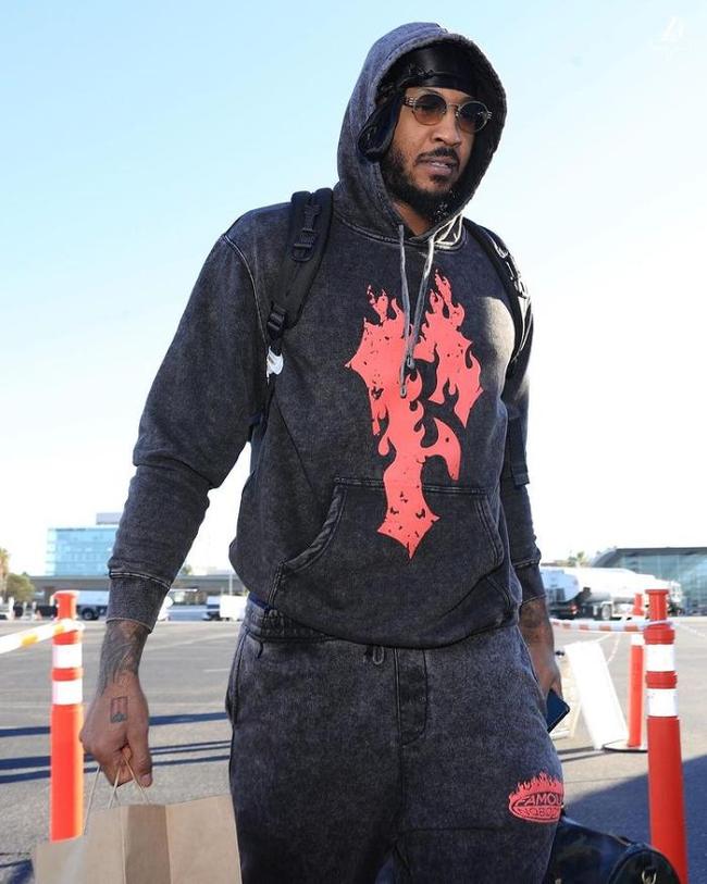 利兹联角球机会被曼联打出反击，乌加特与多尔古连续传递推进，但乌拉圭人在主队禁区边缘失去平衡未能命中目标。 运气欠佳。 53分钟 ｜ ⚪️ 0-0 🔴 ｜ #MUFC 来源：Stretford Paddock